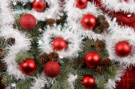 挂满彩球的圣诞树图片