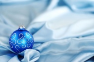 蓝色圣诞球与丝绸图片