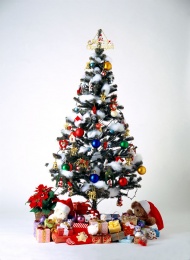 挂满装饰的圣诞树图片