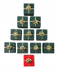 礼物盒组成的圣诞树图片