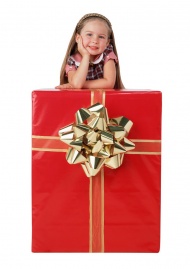 小女孩与礼物盒图片