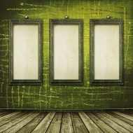绿色墙壁上的画框图片