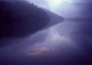 雾天山水景色图片