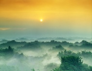 夕阳山林薄雾图片