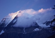 雾绕雪山图片