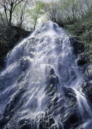高山瀑布图片