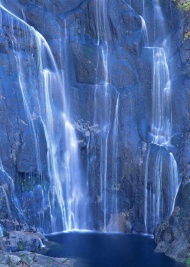 高山瀑布图片