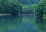 平静湖面图片