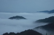 高山在云雾里图片