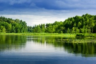 绿色山林幽静湖水图片