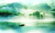 江边山水晨雾图片