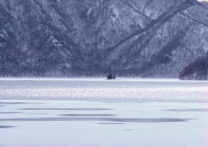 湖泊晨雾山景图片