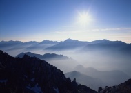 迷雾山脉阳光图片