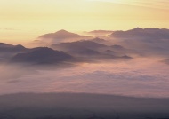 夕阳山雾图片