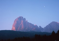 山峰夕阳图片