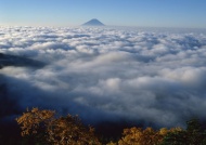 穿破云层的富士山图片