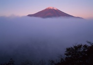 云层上的富士山图片