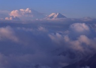 山雾云绕富士山图片