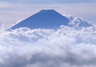 富士山云雾缠绕图片