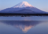 富士雪山倒影图片
