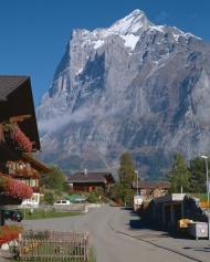 瑞士山间村庄图片