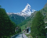瑞士雪山村庄图片