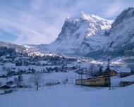 瑞士雪山村庄图片