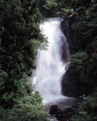 日本瀑布风景图片
