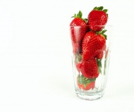 玻璃杯里的草莓图片