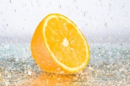 水与橙子图片