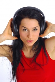 外国女人戴耳机听音乐图片