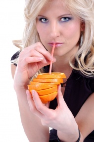 外国美女喝橙汁图片