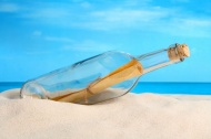沙滩上的飘流瓶图片