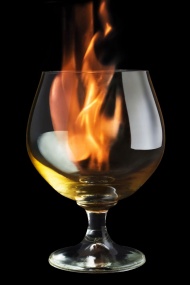 酒杯里燃烧的酒图片