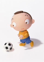 卡通小男孩踢足球图片
