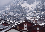 雪山下的村庄图片