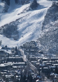 雪山村镇图片