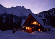 雪中小屋夜景图片