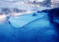雪山河流冰层图片