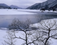 雪天湖面风景图片