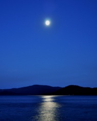 月亮倒影天空美景图片