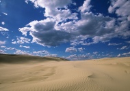 蓝天白云沙漠天空美景图片