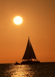日落大海帆船旅游风光摄影图片