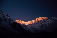 夜幕雪山旅游风光摄影图片