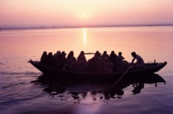 湖泊小船旅游风光摄影图片