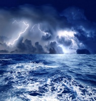 闪电天空下汹涌的大海大海风景风光图片