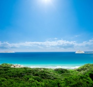 绿色海岛大海阳光大海风景风光图片